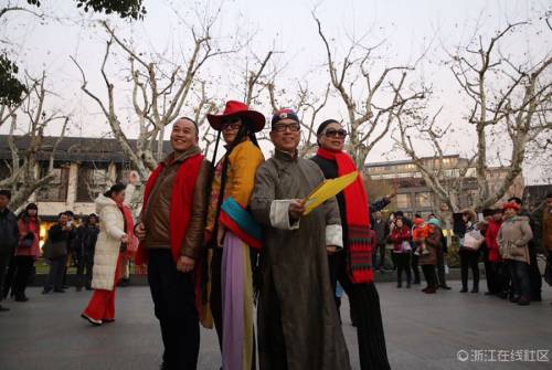 杭州老年舞蹈隊(duì)“雷人”走秀