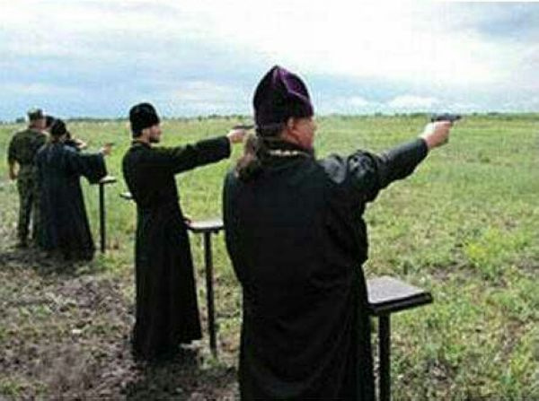 戰(zhàn)斗民族：牧師會(huì)開光能打槍懂賣萌