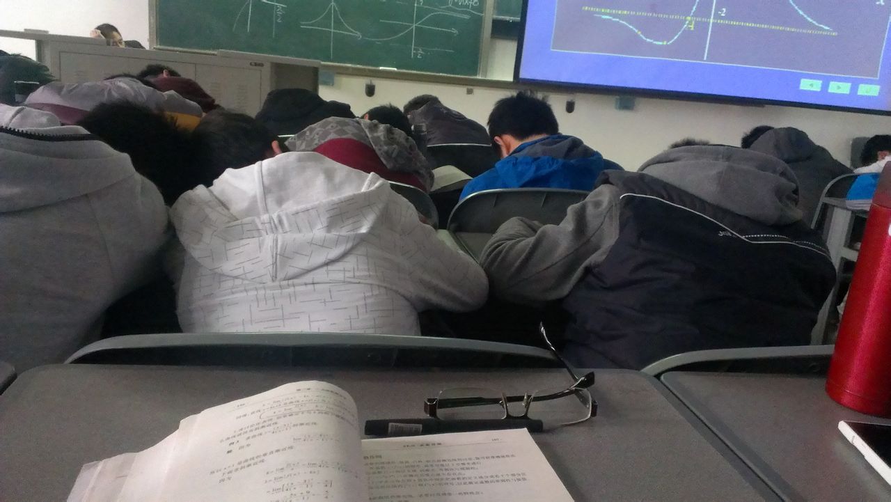 大學校園現(xiàn)