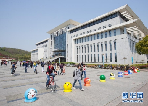 大學(xué)校園現(xiàn)卡通路障