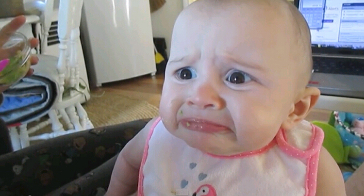 外國(guó)寶寶初嘗鱷梨表情萌翻網(wǎng)友