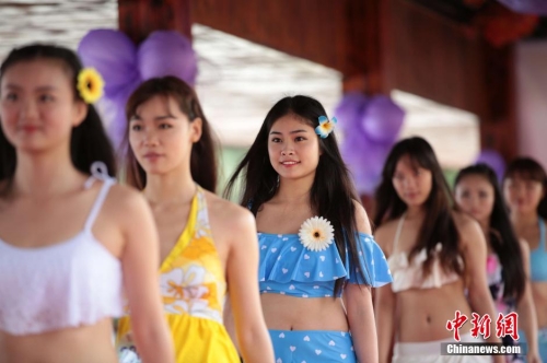 學(xué)生參加?；ㄐ２荽筚?穿比基尼秀身材