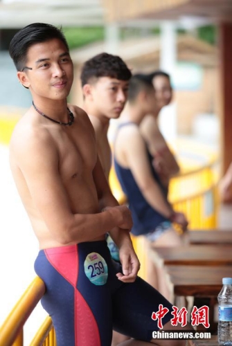 學(xué)生參加?；ㄐ２荽筚?穿比基尼秀身材