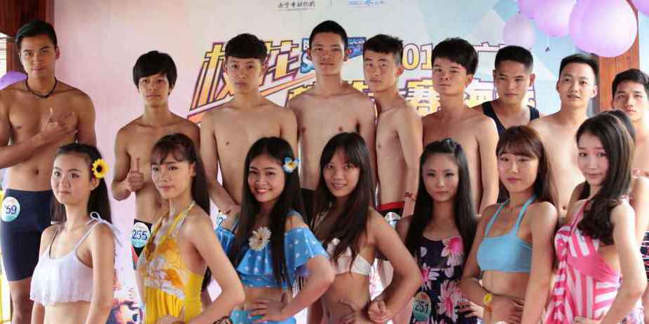 學(xué)生參加?；ㄐ２荽筚?穿比基尼秀身材