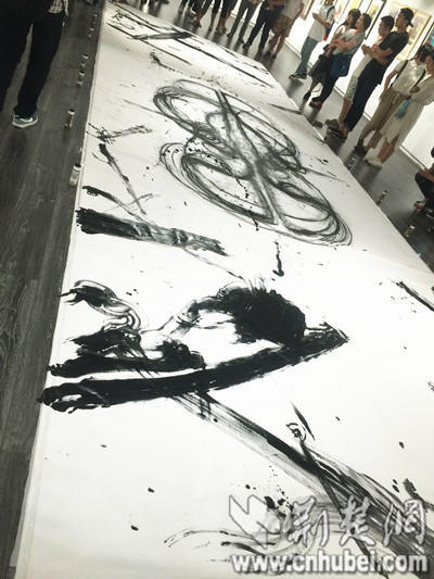 女大學(xué)生以人體作畫(huà) 展現(xiàn)女性之美