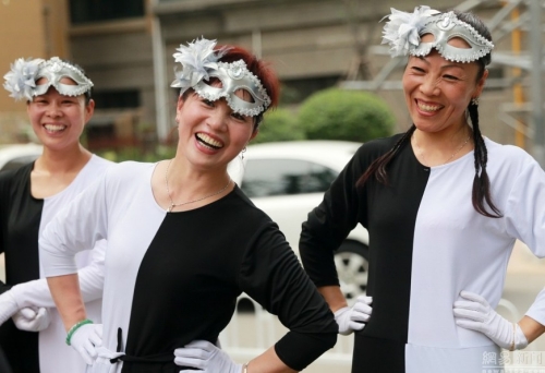 河南大媽自編“錯(cuò)覺廣場舞”