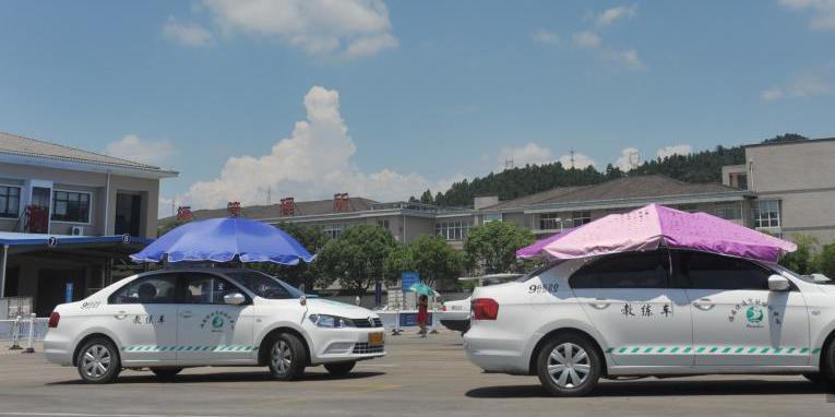 杭州一駕?，F(xiàn)遮陽新招 教練車車頂撐傘