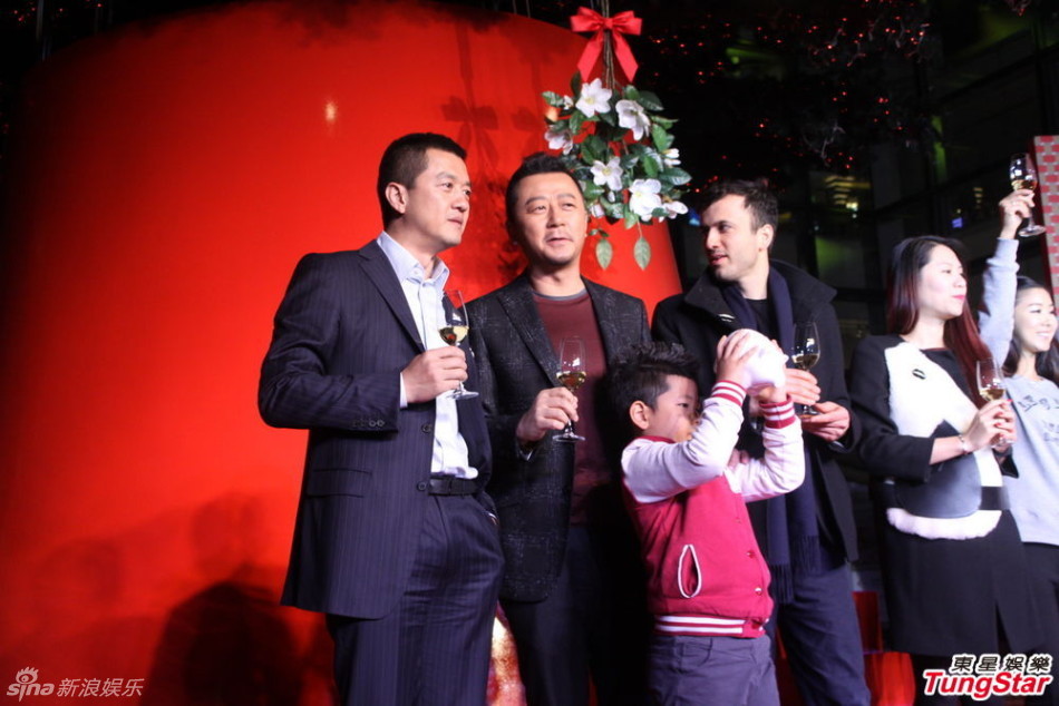 李亞鵬、郭濤父子相活動(dòng)