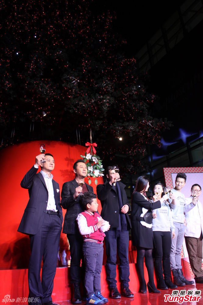 李亞鵬、郭濤父子相活動(dòng)