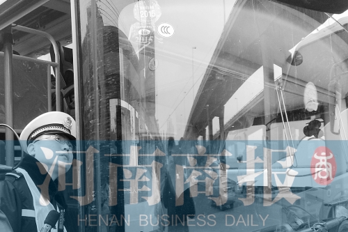 交警在查驗(yàn)車前擋風(fēng)玻璃上貼的標(biāo)志