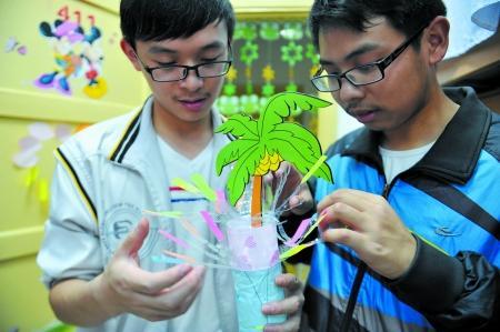 男生正把廢舊物做成裝飾品，裝扮女生寢室