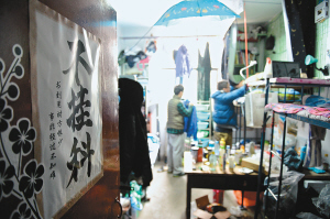 寢室門上的招貼表達(dá)了學(xué)生們的愿望，其實(shí)不逃課、少逃課才是不掛科的保證