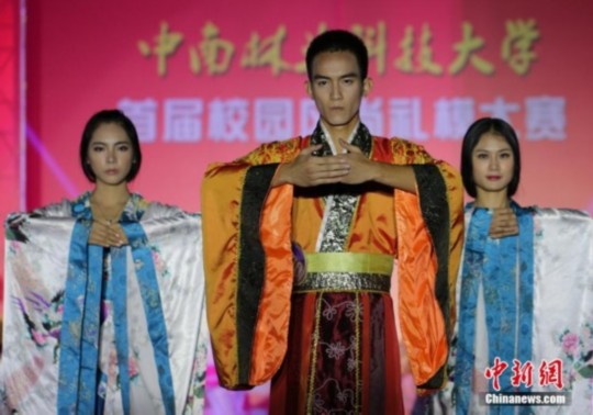 ?；ㄐ２萃_示范中華禮儀 展現(xiàn)漢服風(fēng)采