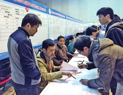 11月15日在華北水院舉行的水利水電專場招聘會上，萬余名畢業(yè)生來求職