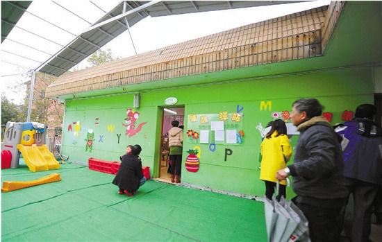 因為怕裝修后的氣味影響孩子的健康，包括小葉在內(nèi)，很多家長找到園方，要求換教室.