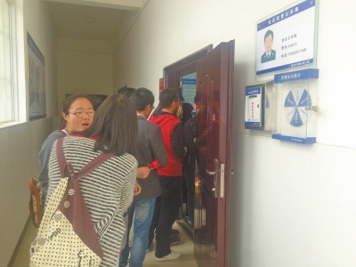 排隊等待辦理居住證的大學生