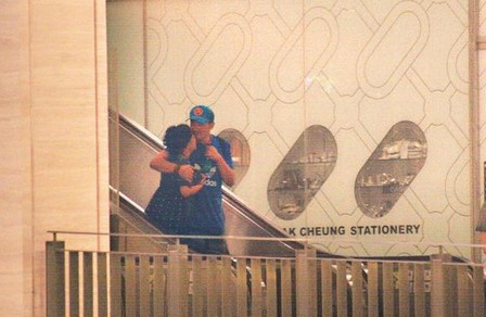 林憶蓮與小男友逛街吃飯，當(dāng)街摟抱親熱熱情如火。