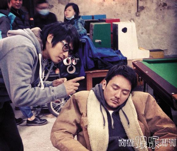 導(dǎo)演在認(rèn)真給演員說戲，演員聽得也很認(rèn)真。