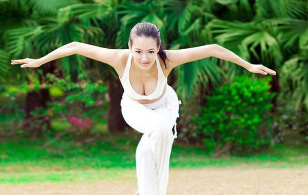 　圖為瑜伽教母性感寫真。