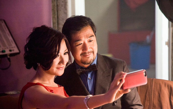 在主持晚會(huì)期間，張國立還與同場(chǎng)的女主持自拍合影。