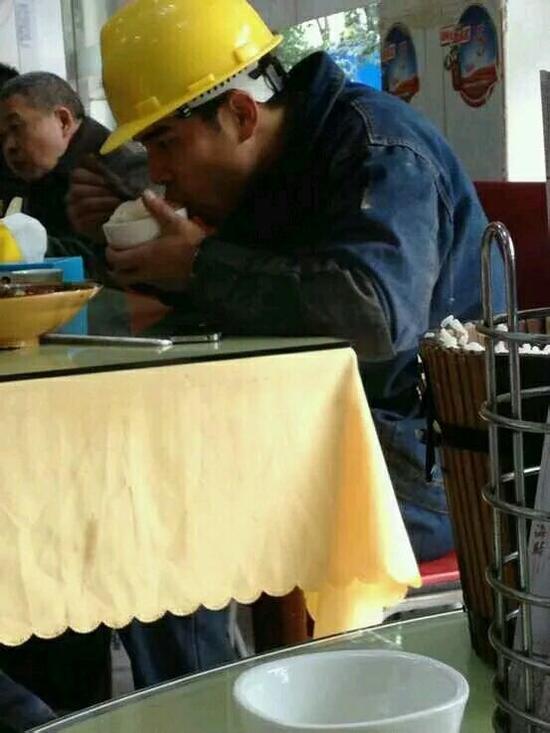 網(wǎng)友調(diào)侃：周周，慢點(diǎn)吃