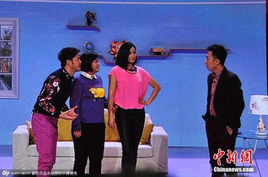 2015年2月18日晚8時(shí)，2015央視羊年春晚準(zhǔn)時(shí)開播，各路明星大腕齊聚一臺(tái)向觀眾展示了一場奢華的