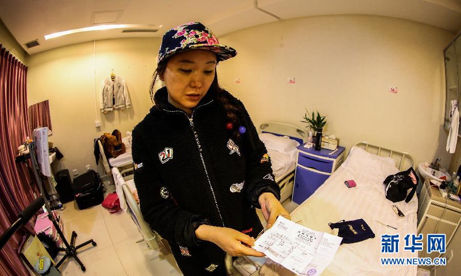 赴韓整形失敗者陳怡麗向記者展示醫(yī)療事故鑒定（4月8日攝）。