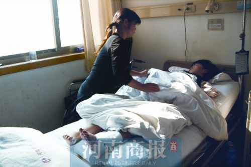 14歲的小美躺在病床上，左腿摔傷的部位還纏著繃帶