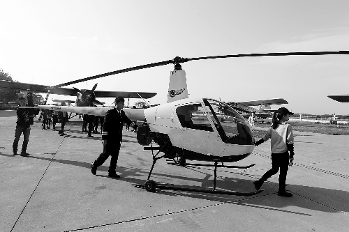 選拔賽現(xiàn)場(chǎng)，選手們正入場(chǎng)表演 記者 鄧萬里/攝