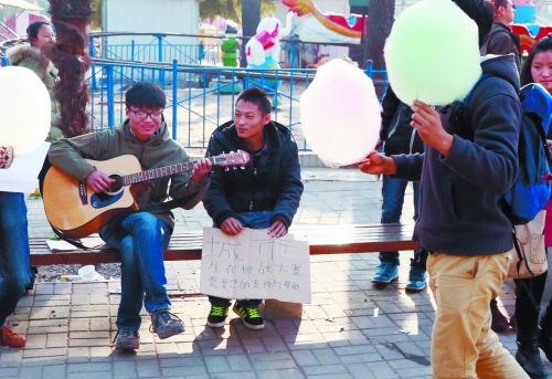 彈唱時,隊(duì)友送來了靠講笑話賺的棉花糖。