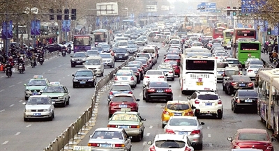 昨天下午，擁擠的花園路。 鄭州晚報(bào)記者 馬健 圖