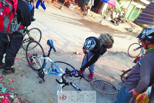 運(yùn)氣不好，十分鐘被扎了兩次胎，只能自己修車。