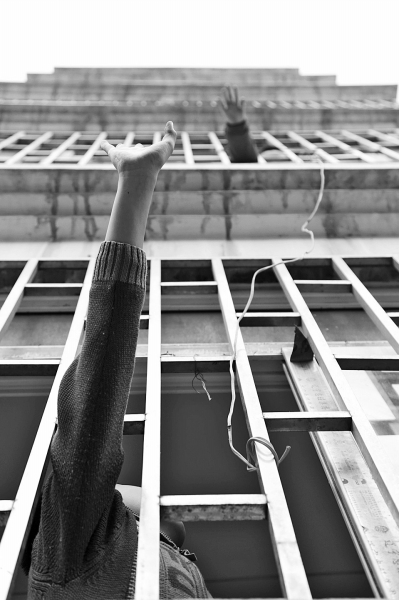 聽(tīng)到聲音小哥倆就在窗戶邊集合，不聚不散。