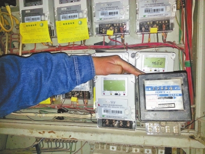 　跟智能電表（左）相比，老式機(jī)械電表（右）就像個(gè)“老古董”。