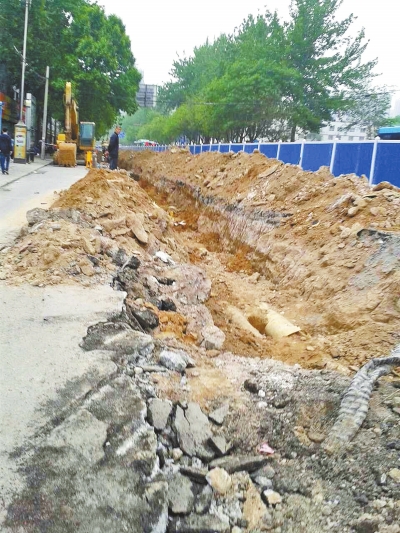 文化路大修改造工程，目前西半幅圍擋已基本鋪設(shè)到位。