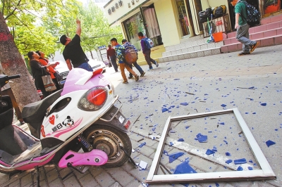 鄭州一樓房窗戶5樓墜下 砸中轎車(chē)劃傷人