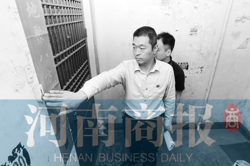 　來到馬某家，法官被拒之門外