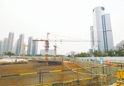 中州大道與金水東路東北角，正在建一座大型停車場。