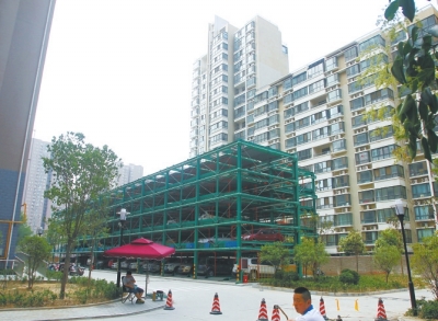 商城路與英協(xié)路交叉口附近的濱河綠苑小區(qū)內(nèi)，剛剛建好一個立體停車場。