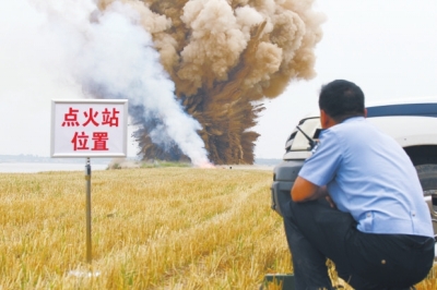 民警點(diǎn)火，引爆爆炸物品。