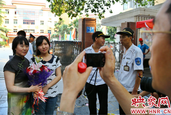 父親用手中的相機記錄下這重要的一刻。