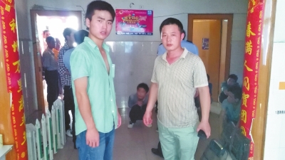 在吳文舉老師的幫助下，王強(qiáng)強(qiáng)（左）從傳銷(xiāo)窩點(diǎn)成功脫險(xiǎn)。