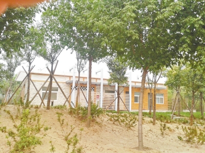 南三環(huán)上的一處公廁掩映在綠樹間，也鎖著門