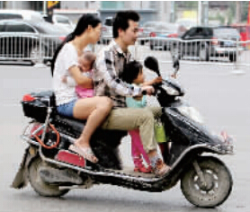 帶著孩子騎電動車，安全一定要放在第一位。