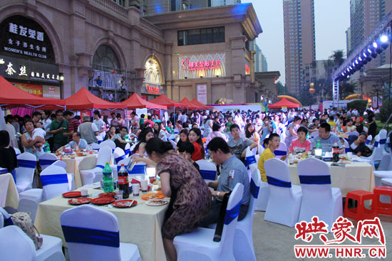 活動場面火爆,600多人免費大聚餐。