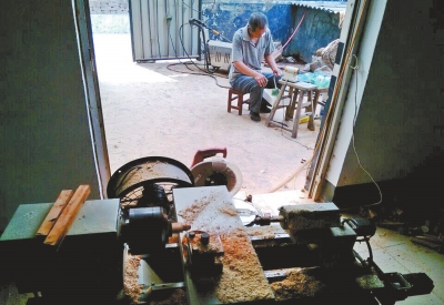 前邊是加工珠子的小車床,后邊正在拋光珠子。