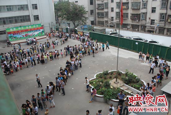 報(bào)名現(xiàn)場從一大早便已排起了長龍。