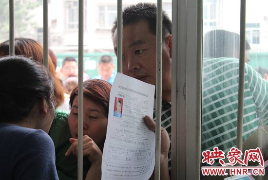 不少家長擠在報(bào)名窗口前咨詢報(bào)名事宜。