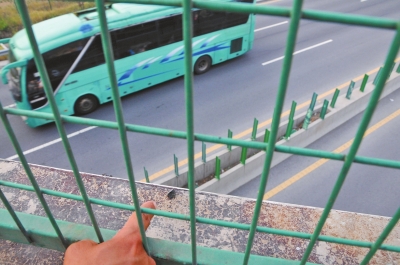 事發(fā)現(xiàn)場的橋梁護欄上,還留有疑似肇事瀝青塊的碎片。