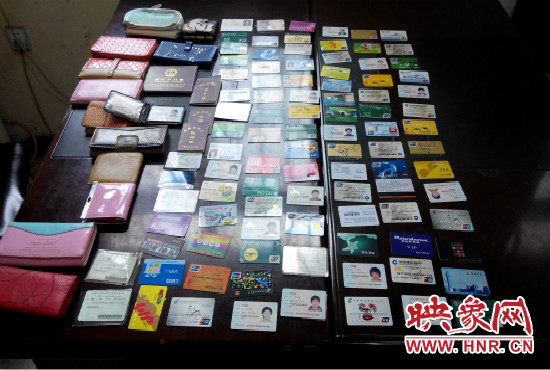 在日常執(zhí)勤當(dāng)中，巡防隊(duì)員經(jīng)常能撿到很多的身份證和銀行卡。